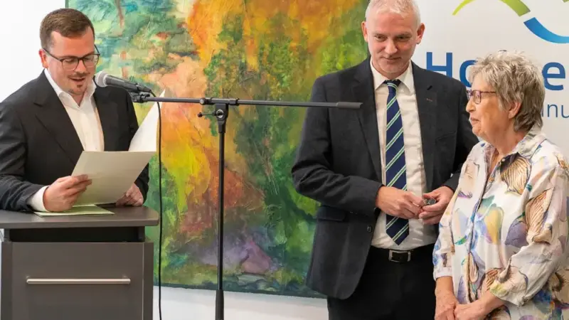 Ehrennadel in Bronze: Ingrid Bender für 28 Jahre Städtepartnerschaften ausgezeichnet