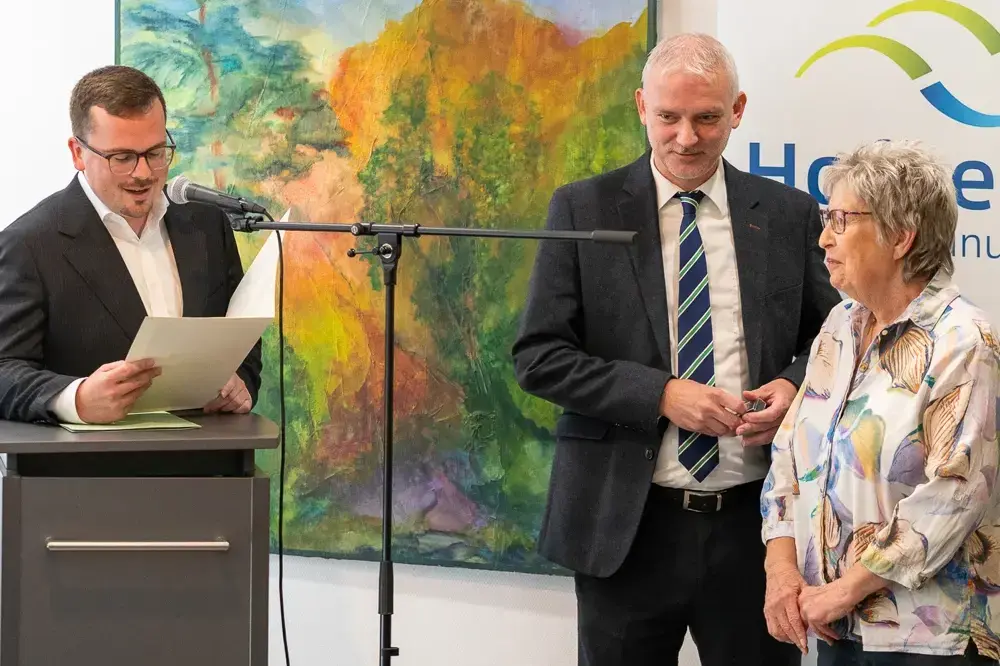 Ehrennadel in Bronze: Ingrid Bender für 28 Jahre Städtepartnerschaften ausgezeichnet