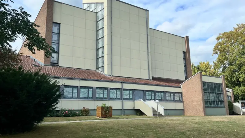 Blick hinter Beton, Stahl und Glas: Führung durch die bedrohte St. Bonifatius-Kirche