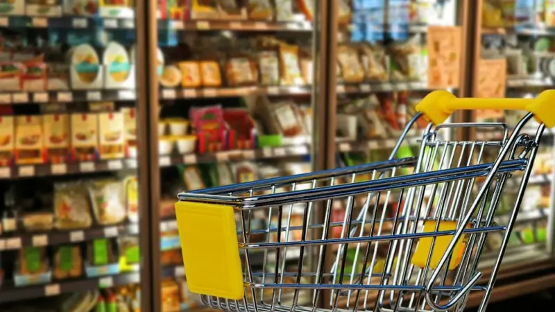 20 Jahre „Kauf eins mehr“: Tafel Hattersheim-Hofheim sammelt bei Edeka