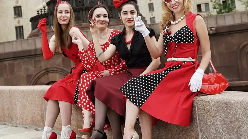 MOKKA-Frauenfrühstück schaut auf das Frauenbild und die Mode der 1950er Jahre