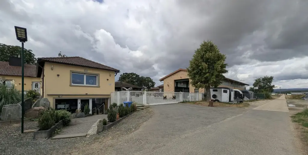 Haus, Hallen, fremder Grund: Reiterhof „Weiherhof“ in Wallau wird zwangsversteigert 3 Reit