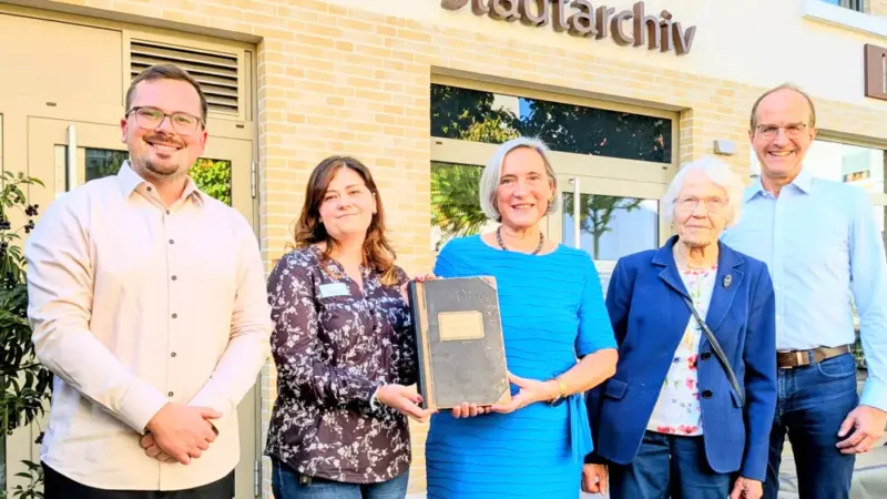 Volksbildungsverein übergibt Schätze aus 100 Jahren an das Stadtarchiv