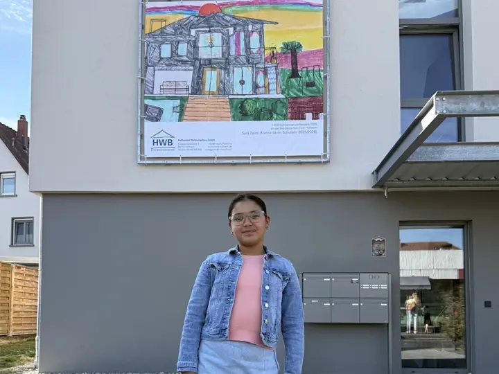 Traumhaus von Sara (10) hängt jetzt an der Fassade des Stadtteiltreffs Nord