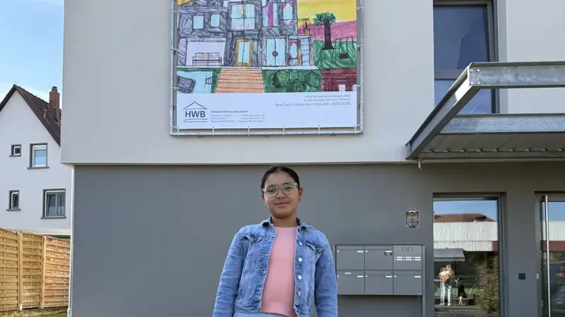 Traumhaus von Sara (10) hängt jetzt an der Fassade des Stadtteiltreffs Nord
