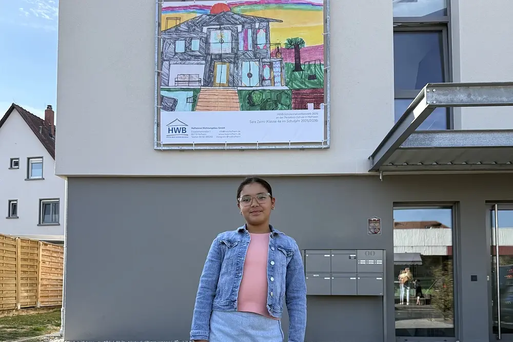Traumhaus von Sara (10) hängt jetzt an der Fassade des Stadtteiltreffs Nord