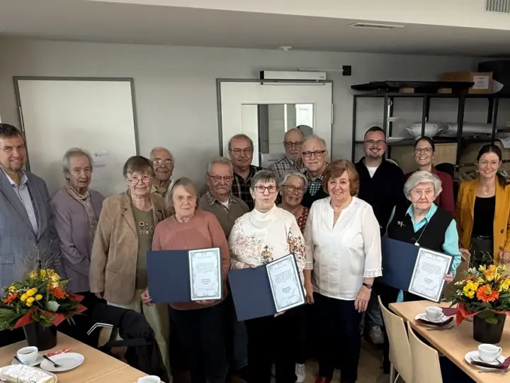 65 Jahre in einer Wohnung: HWB ehrt langjährige Mieter
