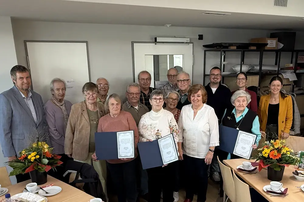 65 Jahre in einer Wohnung: HWB ehrt langjährige Mieter