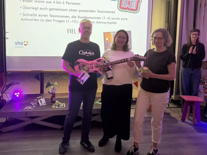 Rätselspaß, Nostalgie und tolle Gewinne: Das Pop-Quiz in der VHS Main-Taunus