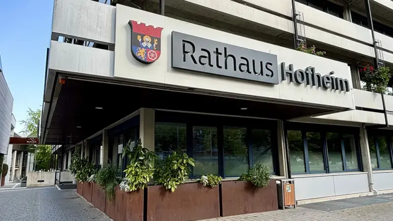 Kassensturz im Rathaus: Der 5.404-Euro-Schock für Hofheim