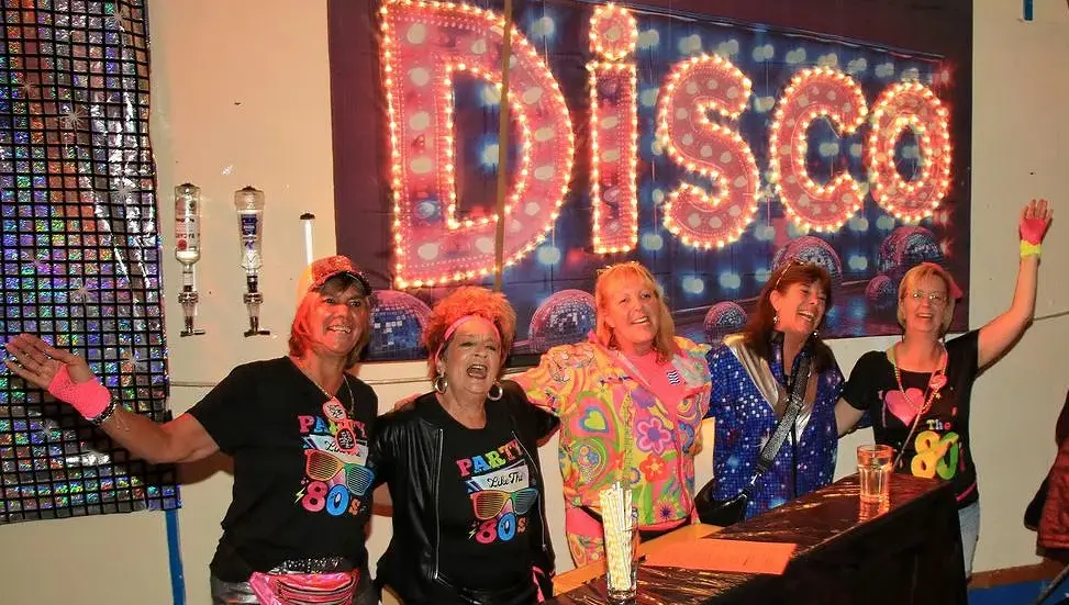 Retro-Fieber in Wallau: Erfolgreiche Party-Premiere bei der Waller Wespe 2 Waller Disco 2 e1791827265805