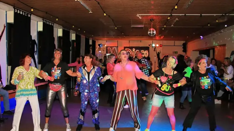 Retro-Fieber in Wallau: Erfolgreiche Party-Premiere bei der Waller Wespe