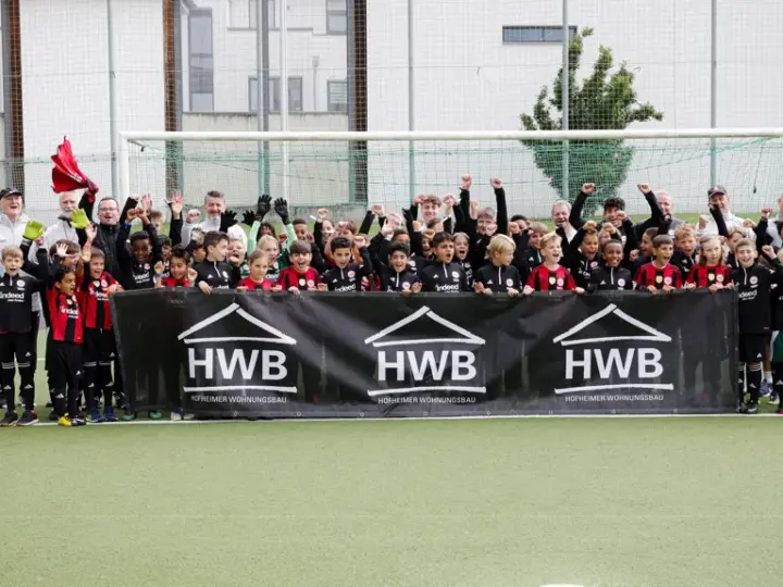 Eintracht Frankfurt Fußballschule trainiert 50 Kinder beim SV 09 Hofheim 