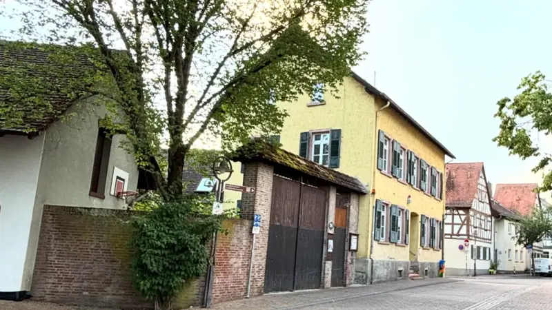 Fünf Jahre Hof Ehry: Das betreute Immobilientheater von Hofheim