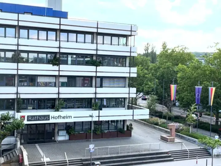 Das Hofheimer Hütchenspiel: Wie der Bürgermeister sein Machtzentrum ausbaut