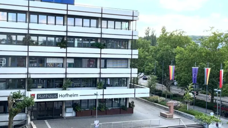 Das Hofheimer Hütchenspiel: Wie der Bürgermeister sein Machtzentrum ausbaut