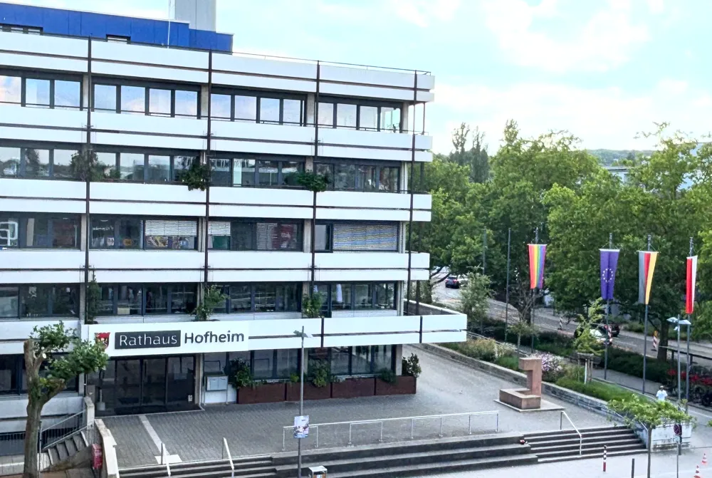 Das Hofheimer Hütchenspiel: Wie der Bürgermeister sein Machtzentrum ausbaut