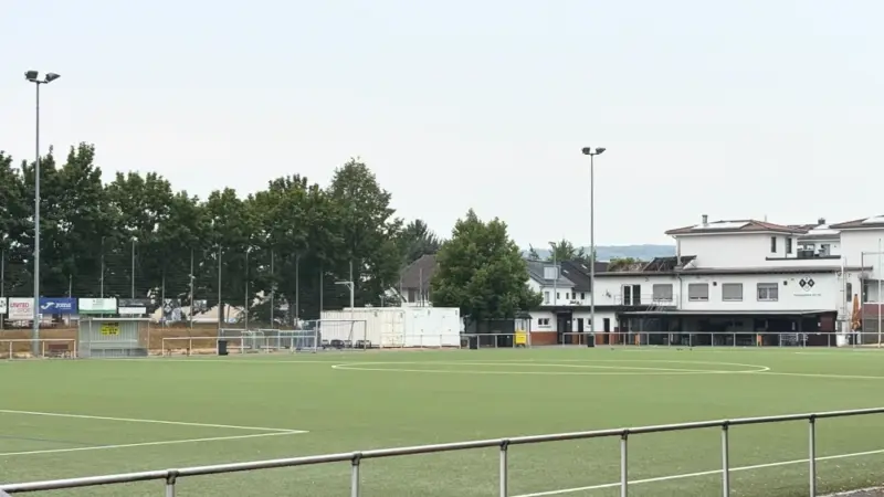 Ratenkauf fürs Grün: Hofheim-Bündnis will den Kunstrasen retten – auf Kelkheimer Art