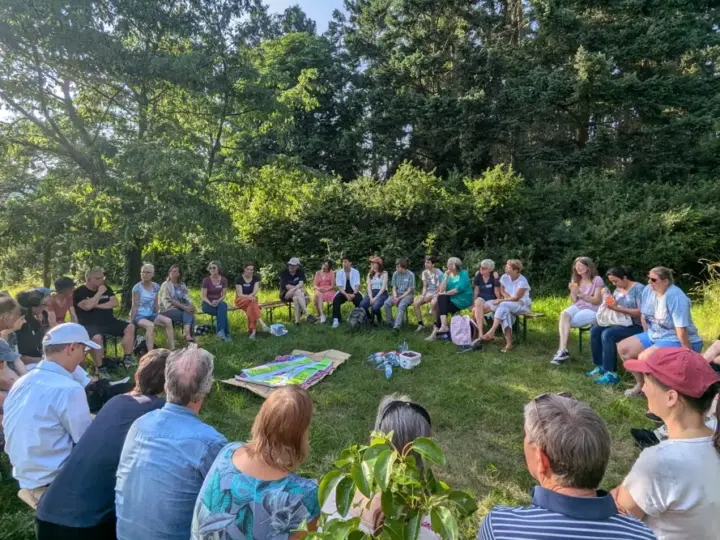 Nachhaltigkeits-Akteure aus MTK vernetzen sich auf Streuobstwiese in Hofheim