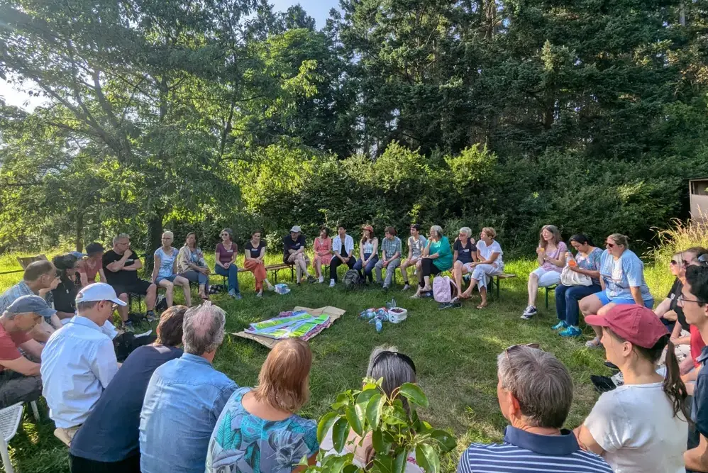 Nachhaltigkeits-Akteure aus MTK vernetzen sich auf Streuobstwiese in Hofheim