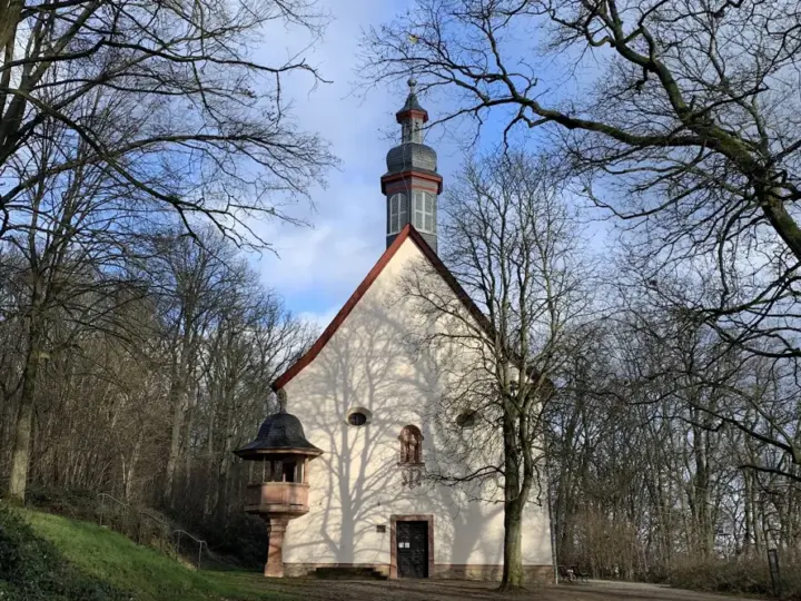Politische Schmierereien an der Bergkapelle – Staatsschutz schaltet sich ein