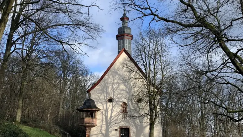 Politische Schmierereien an der Bergkapelle – Staatsschutz schaltet sich ein