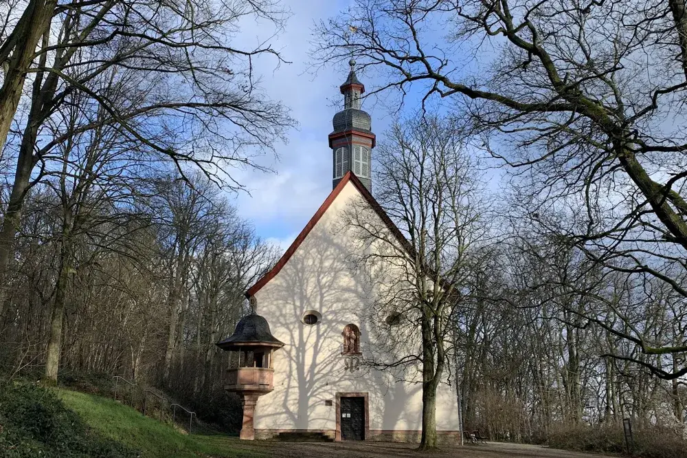 Politische Schmierereien an der Bergkapelle – Staatsschutz schaltet sich ein