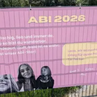 Zwischen Hochglanz und Herz: Abi-Plakate 2026 in Hofheim 50
