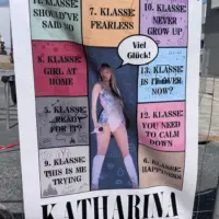 Zwischen Hochglanz und Herz: Abi-Plakate 2026 in Hofheim 59