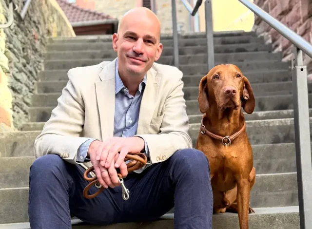 Andreas Walter in der Hofheimer Altstadt – mit Dario, einem sechsjährigen Magyar Vizslas Rüde.